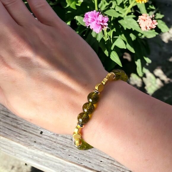 NWT Wool + Pepper Co. Peridot Beaded Bracelet with gold accents - Picture 3 of 3